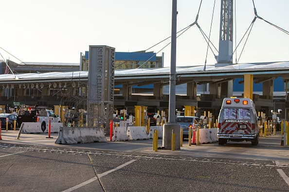 <b>Banjercito </b>es la autoridad gubernamental que expide los permisos vehiculares. 
<br>
<br>El proceso se puede hacer en línea, en la frontera mexicana o en ciertos consulados mexicanos en los EE. UU. 
<br>
<br>El proceso implica dejar un depósito en efectivo que se devolverá al cancelar el permiso del vehículo al salir de México.
<br>
<br>