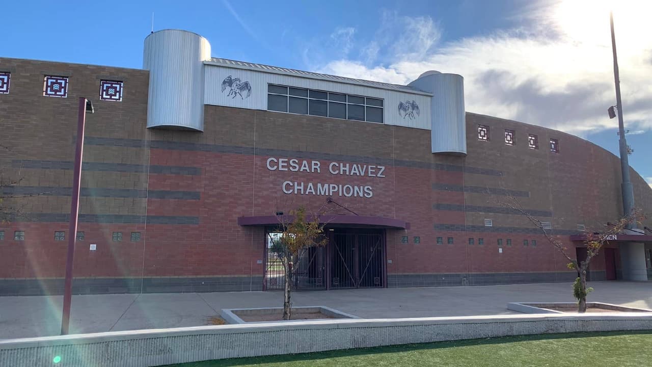 Confiscan dos armas en César Chávez High School; hay un estudiante detenido