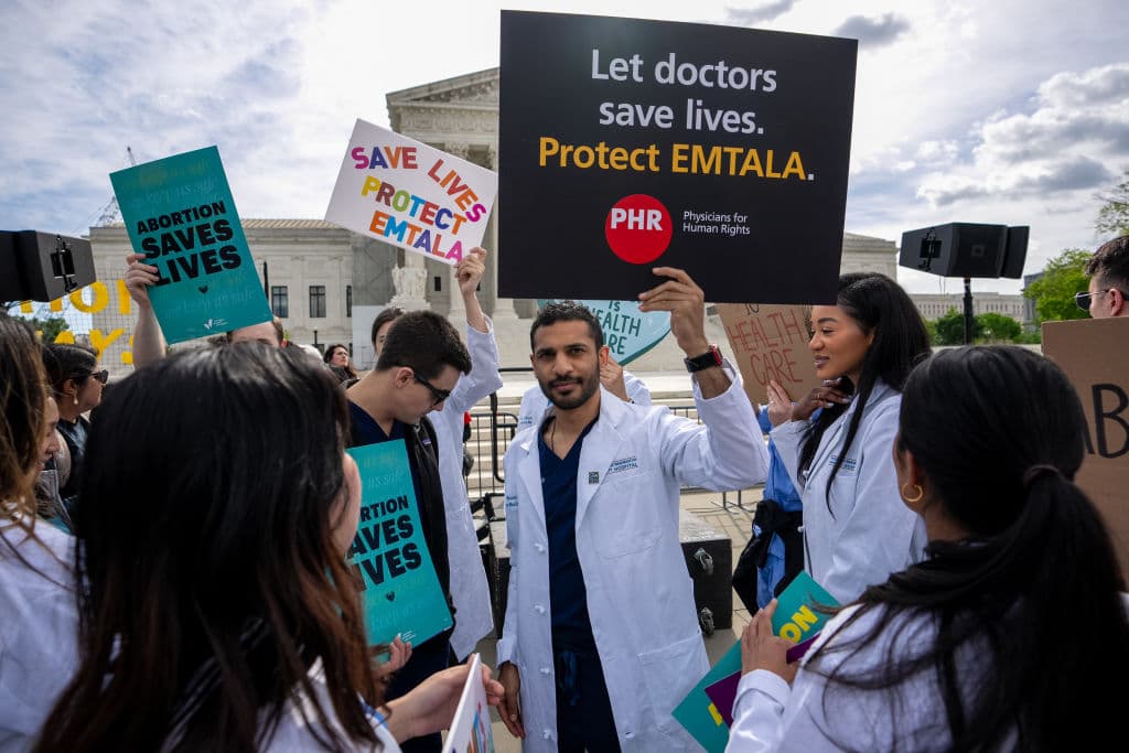 Qué implicaciones tiene que el gobierno de Trump haya retirado una demanda contra Idaho para garantizar el acceso al aborto de emergencia