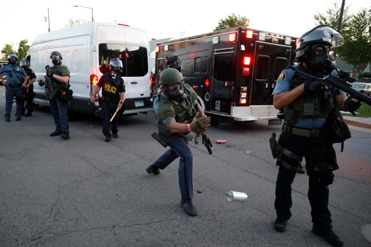 Por la tarde, miembros de la policía de Minnesota reprimieron y lanzaron gases a los manifestantes que protestaban por tercer día consecutivo copor la muerte de George Floyd.
