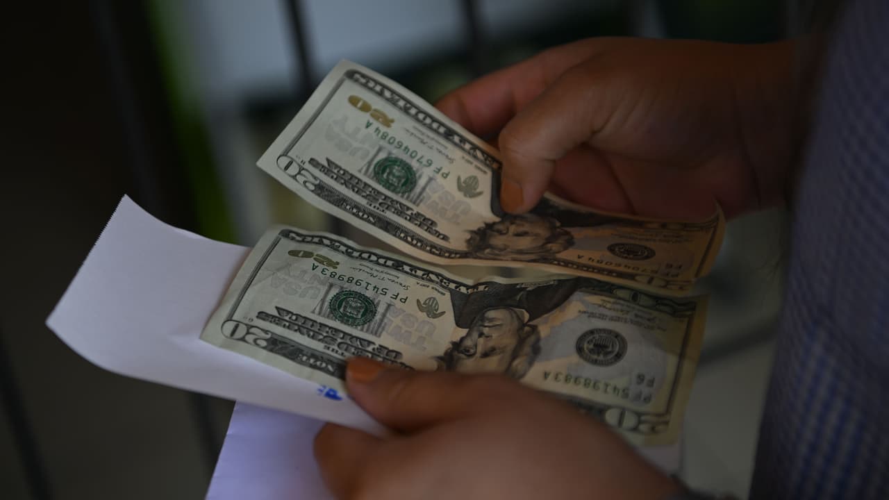 Mexicanos en Florida rechazan propuesta de impuesto del 5% a remesas; temen impacto a sus familias