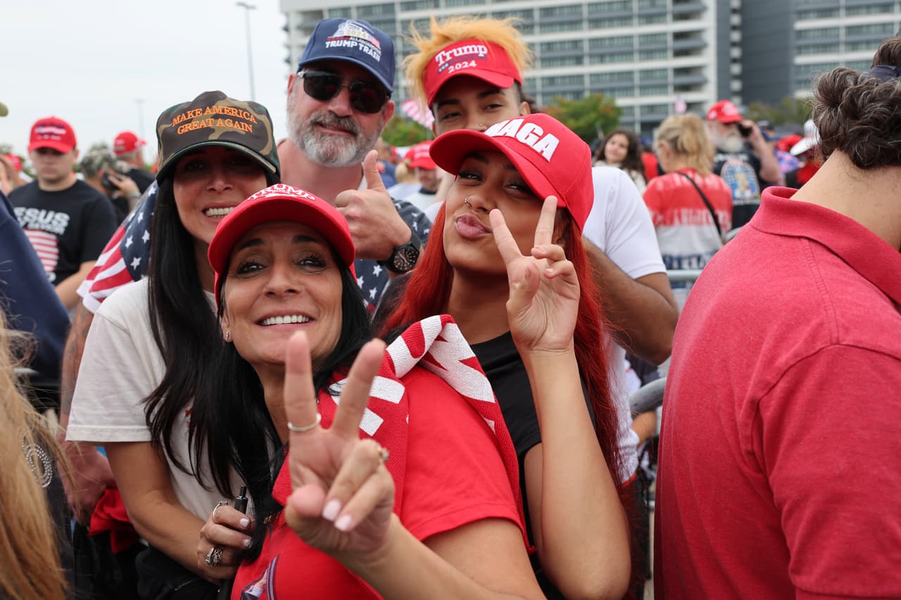 Seguidores de Trump se reúnen en Long Island, mostrando su apoyo inquebrantable al expresidente.