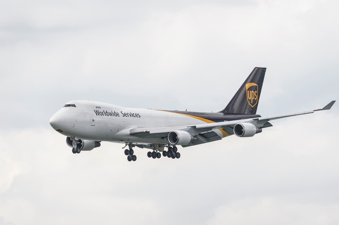 Un 747 de UPS llegando al aeropuerto de Hong Kong en 2018. 
<br>
<br>Con la tasa de producción actual tomará 32 meses ensamblar los aviones que faltan. Los últimos se producirán a principios de 2023, para UPS y el transportista de carga ruso Volga Dnepr, los últimos clientes.