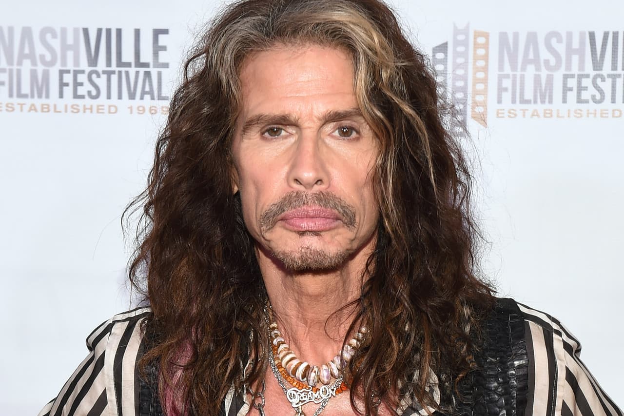 <b>Aerosmith</b>. Steven Tyler, líder de la banda estadounidense, ha solicitado a Trump no use su música desde 2015, pero en agosto de 2018 se reprodujo el tema “Livin 'on the edge” 
<a href="https://twitter.com/Acosta/status/1032008545062055938"><u>en un evento político del mandatario</u></a>. Entonces la representación legal de Aerosmith envió un aviso formal de ‘cese y desistimiento’. Al usar el tema “Trump está insinuando falsamente que nuestro cliente, una vez más, respalda su campaña y / o su presidencia” se lee en el aviso, al que tuvo acceso 
<a href="https://www.cbsnews.com/news/steven-tyler-demands-president-trump-stop-playing-aerosmith-music-at-rallies/"><u>CBS News</u></a>.