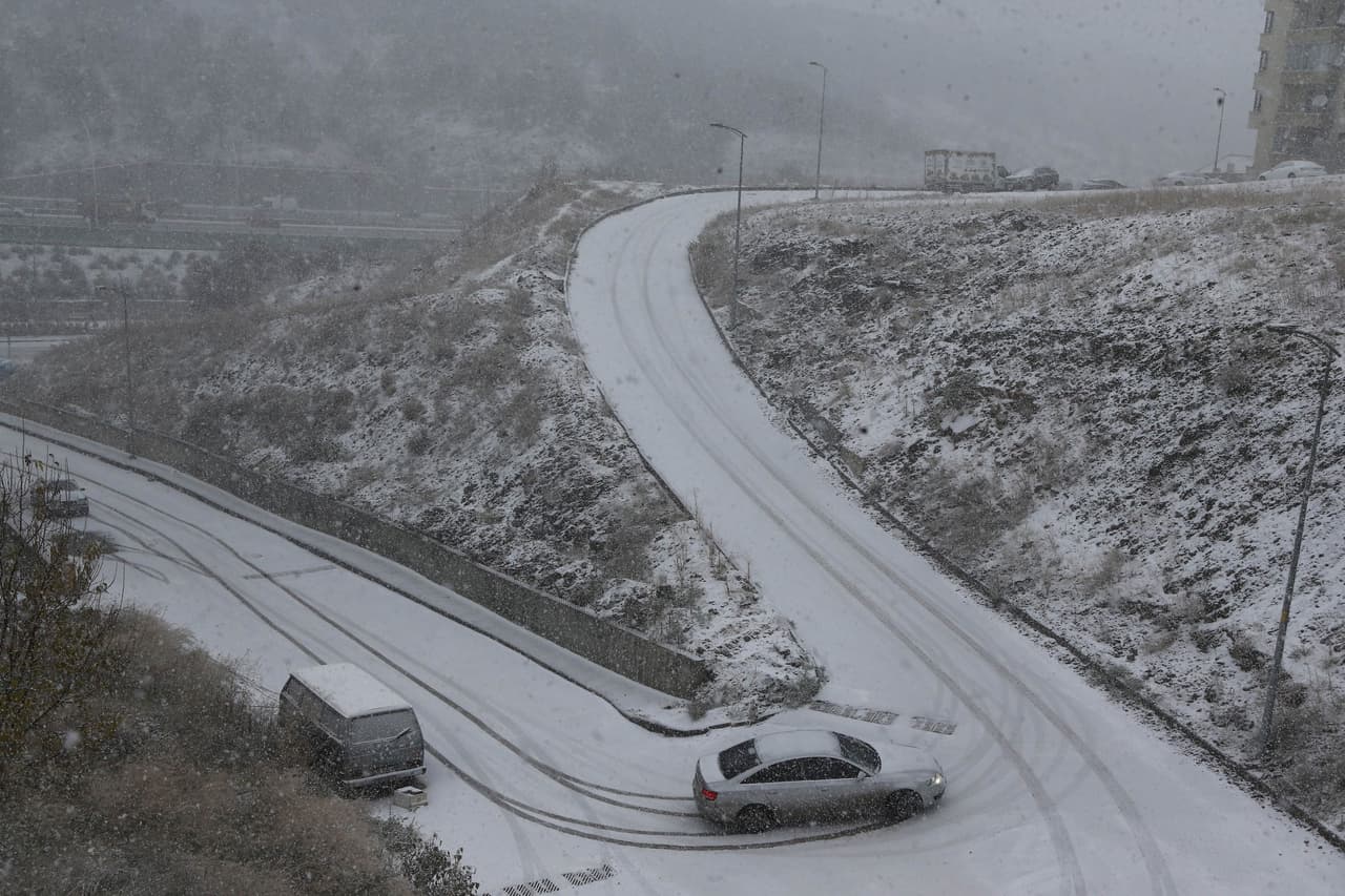 <h3 class="cms-H3-H3"><b>Recomendaciones para manejo en nieve</b></h3>
<br>
<br> - Maneja a una distancia superior a cinco segundos entre un auto y otro (entre seis y 10 segundos es lo ideal) para que tengas tiempo de reaccionar en caso de una eventualidad
<br> 
<br> - Si emprendes un viaje de varias horas y está nevando considera llevar comida, agua y ropa abrigadora por si el vehículo se queda detenido
<br>