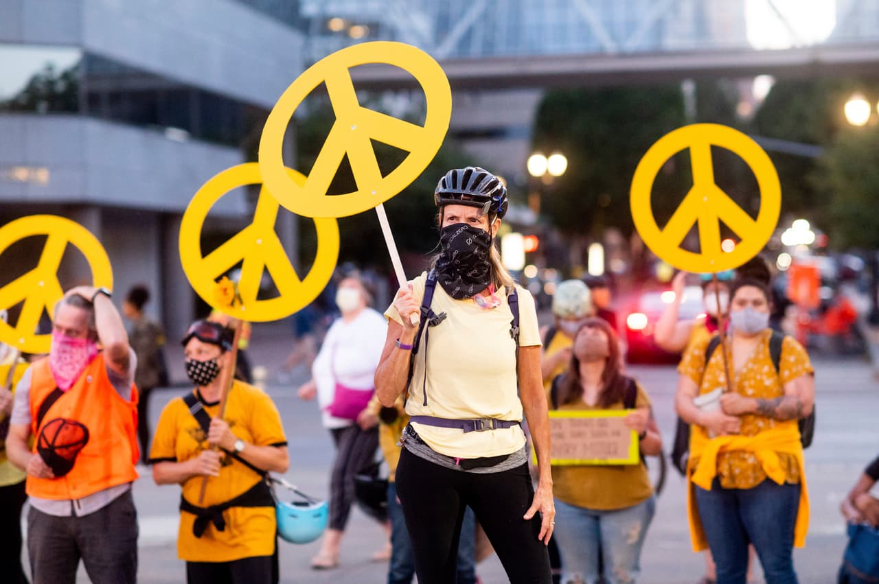 Las mujeres congregadas antes de formar el ‘muro de mamás’ el 22 de julio. Miembros de este grupo dijeron a 
<a href="https://www.npr.org/sections/live-updates-protests-for-racial-justice/2020/07/22/894197681/in-portland-a-wall-of-moms-and-leaf-blowers-against-tear-gas" target="_blank">NPR</a> que siguen las instrucciones de los líderes afroestadounidenses en las protestas, con la idea de que “aunque recibiremos algunos golpes tenemos la esperanza que nuestros hijos, vecinos, y seres queridos se ahorren algo de dolor”.
<br>