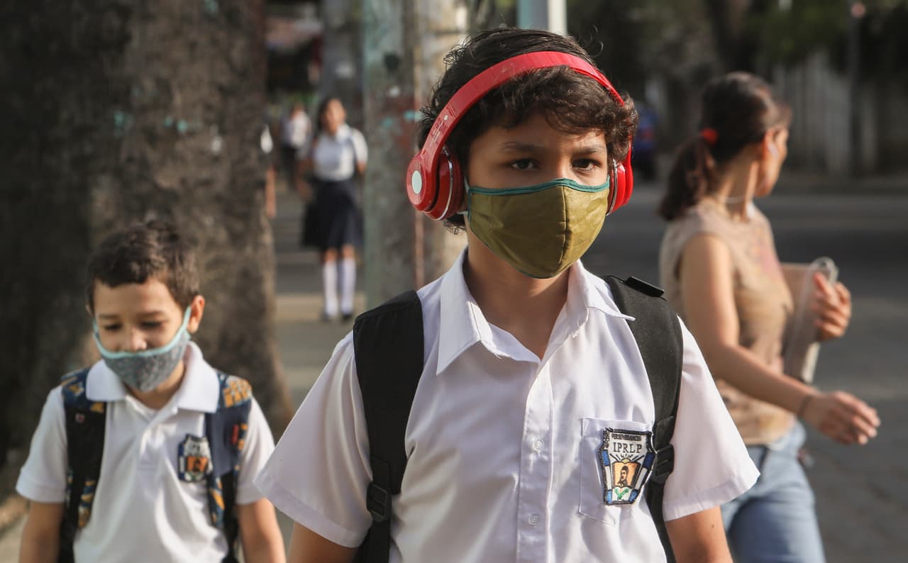 <b>MASCARILLAS Y CUBIERTAS</b>
<br>Se requiere que los empleados, estudiantes, visitantes y contratistas usen una 
<a href="https://www.univision.com/local/philadelphia-wuvp/pensilvania-ordena-el-uso-de-mascarillas-en-el-salon-de-clases">máscara u otra cubierta faciales</a> aprobada que cubra su boca y nariz mientras estén en los terrenos del Distrito, con excepciones limitadas.
<br>
<br>· El distrito proporcionará una máscara de tela de cortesía a cada miembro del personal, o el personal puede optar por usar su propia máscara.
<br>
<br>· Los estudiantes y maestros en los grados Pre-K - 5 recibirán caretas y máscaras. El distrito proporcionará a los estudiantes un máximo de dos caretas y cinco máscaras por semana según sea necesario. Los estudiantes de Pre-K-5 usarán máscaras o máscaras cuando viajen en transporte proporcionado por el distrito.
<br>
<br>· El distrito dijo que los estudiantes y maestros en los grados 6 a 12 deberán usar máscaras. El distrito proporcionará una máscara diaria para los estudiantes. Los estudiantes también pueden optar por usar sus propias máscaras. Los maestros en los grados 6-12 no recibirán máscaras diarias.
<br>
<br>· El distrito dijo que se harán excepciones a los requisitos de la máscara si no es posible usar una máscara debido a condiciones médicas, incapacidad
<br>
<br>· El distrito dijo que se harán excepciones a los requisitos de la máscara si no es posible usar una máscara debido a afecciones médicas, impacto de discapacidad u otros factores de salud o seguridad. Los protectores faciales serán una alternativa viable a las máscaras para aquellos con afecciones médicas, conductuales u otras que les impidan usar máscaras.
<br>
<br>Se les indicará a los estudiantes cuándo pueden tomar "descansos para las máscaras" y quitarse las máscaras, como durante las comidas y cuando están al aire libre y a más de seis pies de distancia de otras personas. Los descansos de la máscara serán de 15 minutos como máximo.
<br>