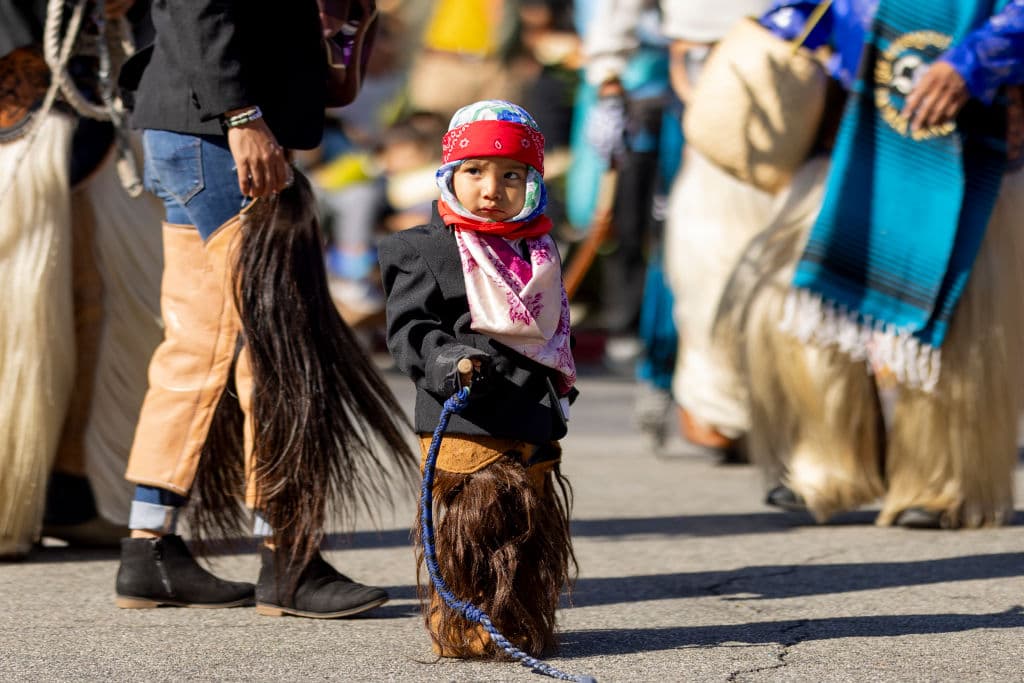 Familias completas se involucran en esta celebración, que invita a valorar las personas aunque no estén presentes. Los más pequeños conocen la tradición al tiempo en que se instruyen sobre sus raíces más profundas.