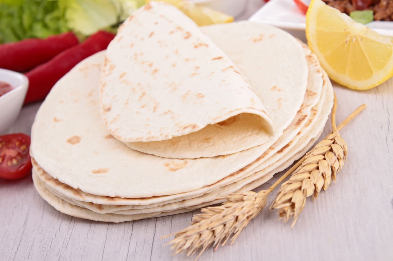 <b>Consumes muchos carbohidratos. </b>Muchas personas creen que el consumo de grasas es lo único que contribuye a tener LDL alto. Pero cada vez existen más pruebas de que tomar demasiados carbohidratos también puede tener un efecto negativo en las enfermedades cardiovasculares.