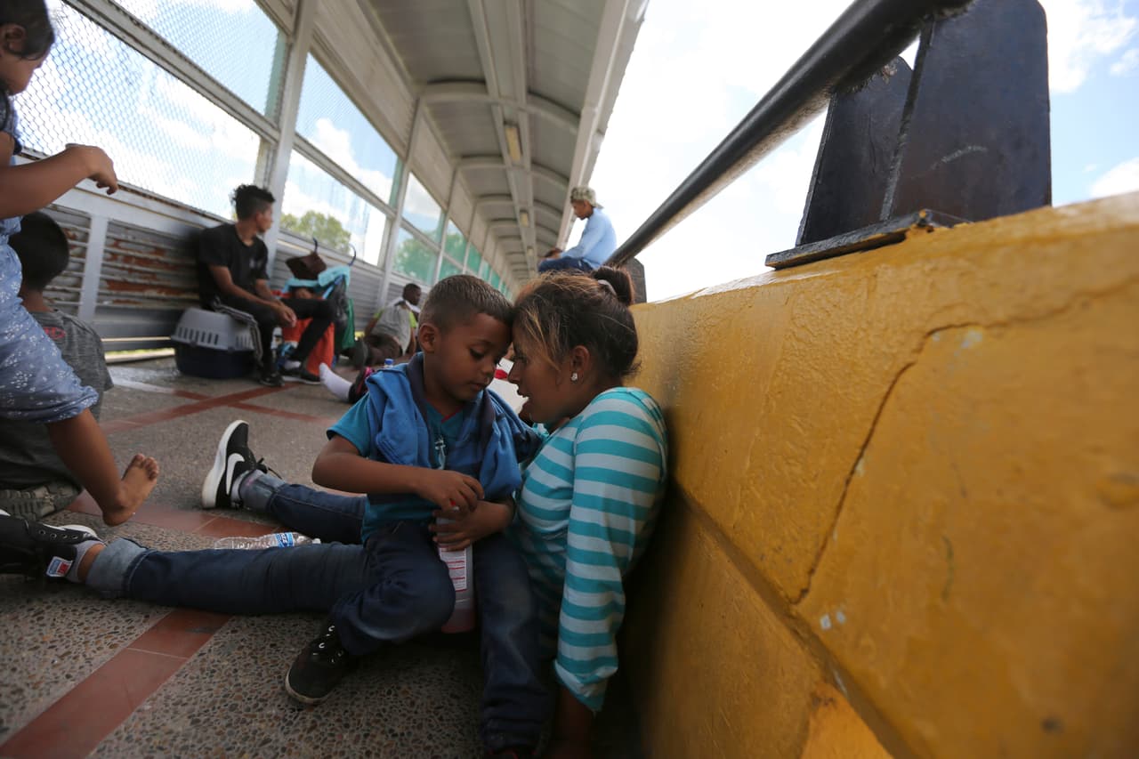 El alcalde de Matamoros, Mario Alberto López, caminó por el puente para hablar con los migrantes y tratar de persuadirlos de reabrir el cruce. Algunos le reclamaron por las condiciones en las que viven en Matamoros y López prometió que enviará equipos de limpieza y montará instalaciones para el aseo, pero señaló que el bloqueo causaba inconvenientes para los residentes.