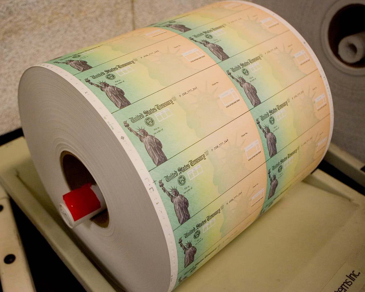 <b>¿Quienes recibirán el cheque de $600?</b>
<br>
<br>El paquete de estímulo estatal proveerá un 
<a href="https://www.univision.com/local/san-francisco-kdtv/estimulo-impuestos-creditos-tributarios-itin-california-coronavirus">reembolso único de $600 extras</a> para los hogares que se beneficien del crédito tributario al ingreso conocido Cal EITC, al que califican los californianos que ganan menos de $30,000 anuales.