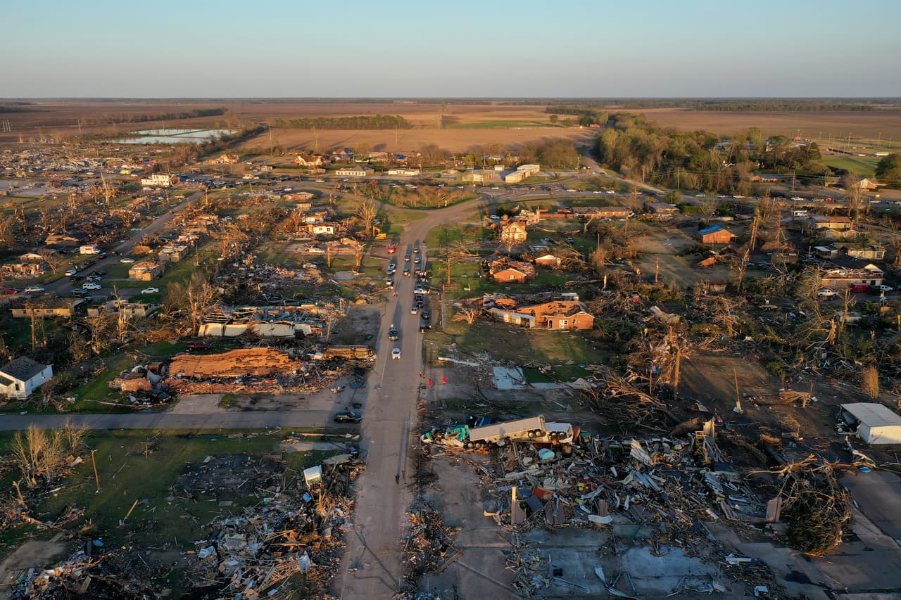 Con su declaración de emergencia, Biden ordenó ayuda federal para complementar los esfuerzos de recuperación, con asistencia que puede incluir subvenciones para viviendas temporales y reparaciones del hogar, préstamos de bajo costo para cubrir pérdidas de propiedad no aseguradas y otros programas para ayudar a las personas y propietarios de negocios a recuperarse de los efectos del desastre.