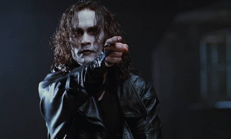 El 31 de marzo de 1993, 
<b>Brandon Lee</b>, de 28 años, hijo 
<a href="https://www.univision.com/noticias/noticias-del-mundo/hija-de-bruce-lee-arremete-contra-las-criticas-por-anuncio-que-lo-resucita"><u>Bruce Lee</u></a>, grababa una escena de acción de ‘The Crow’ y perdió la vida tras recibir el impacto de una bala de calibre 44. 
<br>