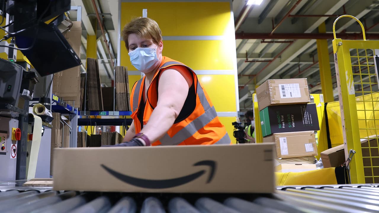 <b>En video: ¿Buscas empleo? Amazon anuncia su feria de trabajo 2021 a nivel nacional</b>
<br>
<br>Amazon anunció en exclusiva su próximo evento de reclutamiento laboral abierto al público y completamente virtual, en el cual ofrecerá más de 40 mil puestos de trabajo en todo el país.