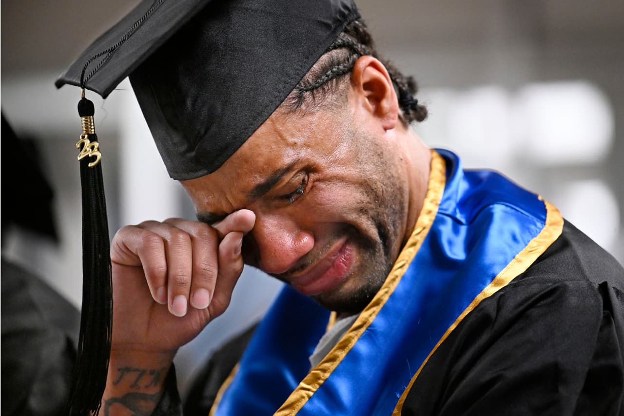 Evan Holmes se limpia las lágrimas después de pronunciar un discurso en la primera ceremonia de graduación universitaria en la Institución Correccional MacDougall-Walker.