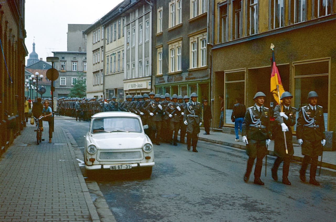 <b>Alemania Oriental</b>
<br>
<br>La derrota de los nazis por los Aliados en 1945 significó el fin de la Segunda Guerra Mundial en Europa, pero Alemania quedó dividida en dos: Alemania Oriental, influida por la Unión Soviética; y Alemania Occidental, bajo la influencia de Europa y Estados Unidos. 
<br>
<br>Alemania Oriental fue parte del Pacto de Varsovia desde su creación en 1955, el mismo año que Alemania Occidental comenzó a formar parte de la OTAN.