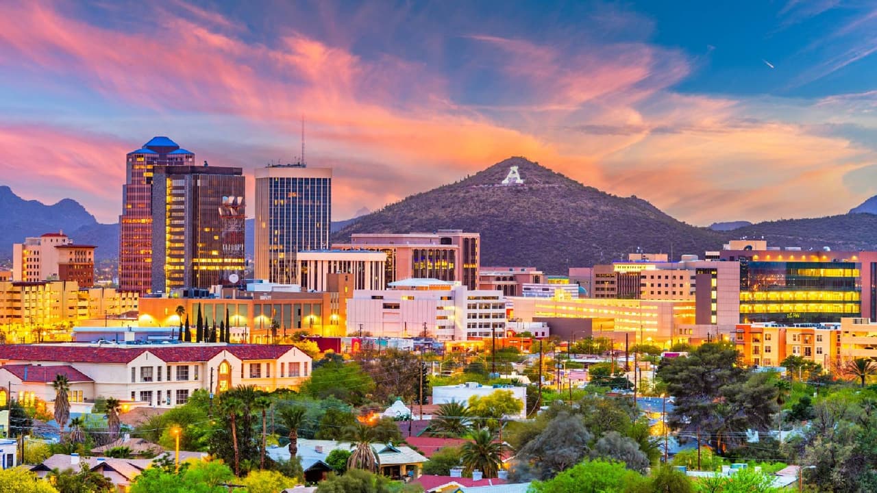 <b>3. Tucson</b>
<br>Una de las principales ciudades al sur del estado, cuenta con cerca de 542.600 habitantes. El precio medio de venta de una vivienda es de $335,000, mientras que el alquiler promedio de un apartamento de 1 dormitorio es de $1,039.
