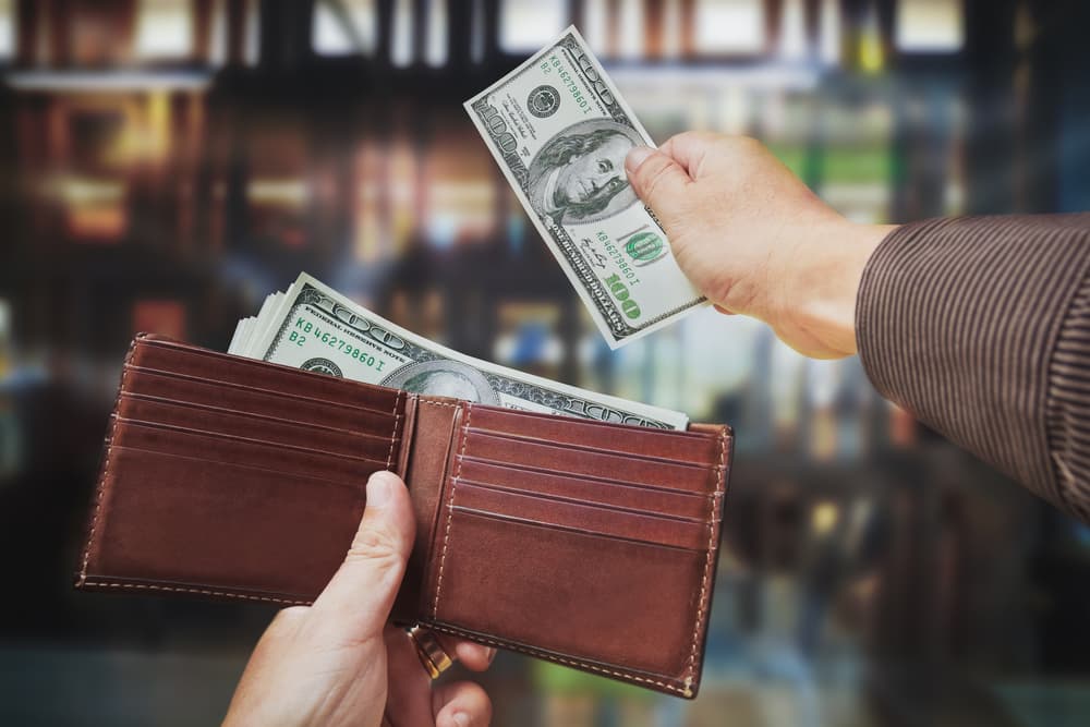 Hay buenos movimientos económicos, aunque también una pérdida pues tendrás que incurrir en un gasto inesperado. Pero felizmente será la entrada y salida de un dinero que se multiplicará. Cuando esto suceda ni te agobies, pues recibirás más de lo que perdiste y te darás cuenta que tu ciclo de cumpleaños indica realmente una posibilidad de una vida muy feliz.
<br>