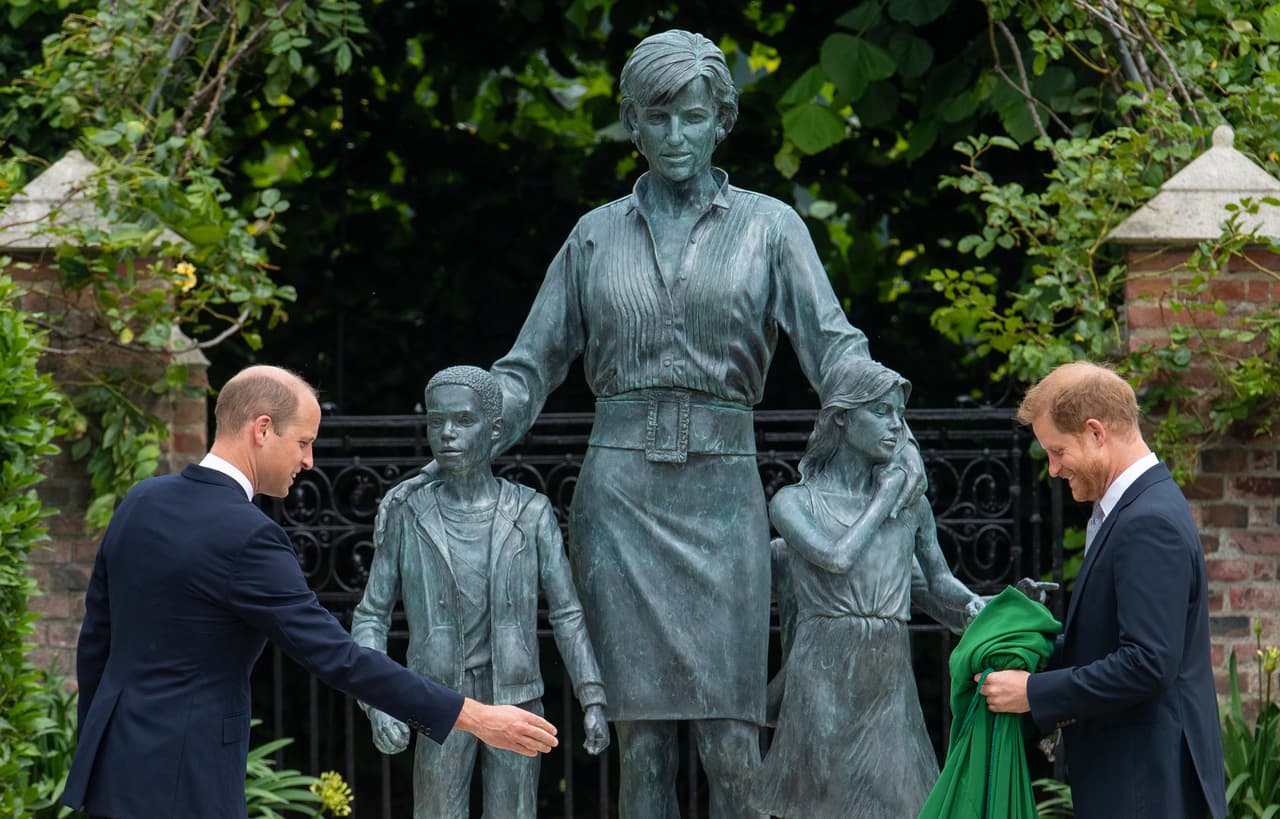 El Palacio de Kensington sigue siendo un lugar de peregrinación para muchos británicos y extranjeros que quieren recordar a Diana Spencer. El pasado 1 de julio, en el cumpleaños 60 de la princesa, sus hijos, William, duque de Cambridge, y Harry, duque de Sussex, develaron una estatua de su madre en los jardines de la que fue su residencia en Londres.