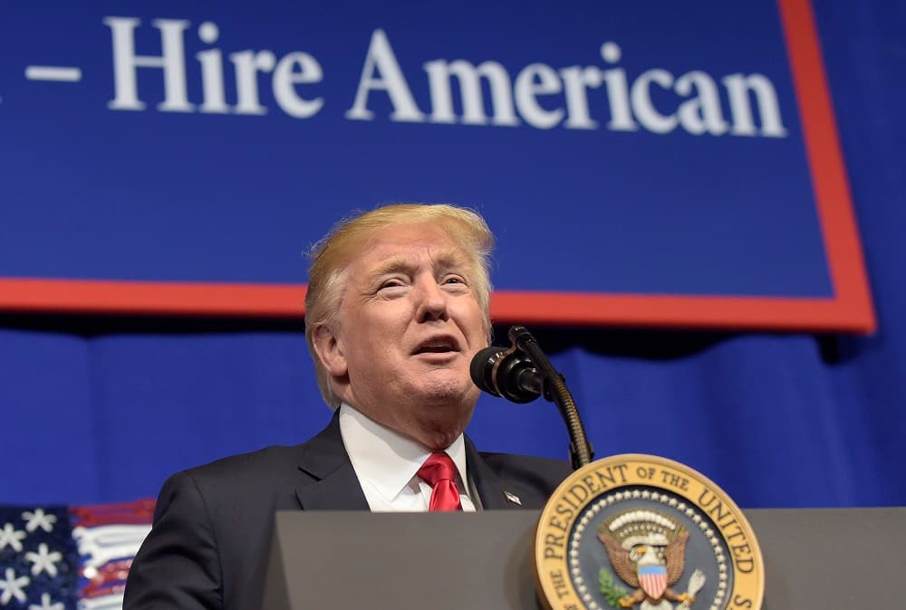 Quién pagará, qué programas, cuándo: así afectará la orden de Trump para cobrar por los fondos públicos que usen los inmigrantes