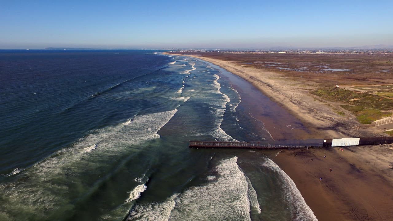 <b>Océano Pacifico.</b> La cerca que nace en el mar, entre Tijuana y San Diego se interrumpe abruptamente después de 12 millas, al comienzo de las montañas al este de ambas ciudades.