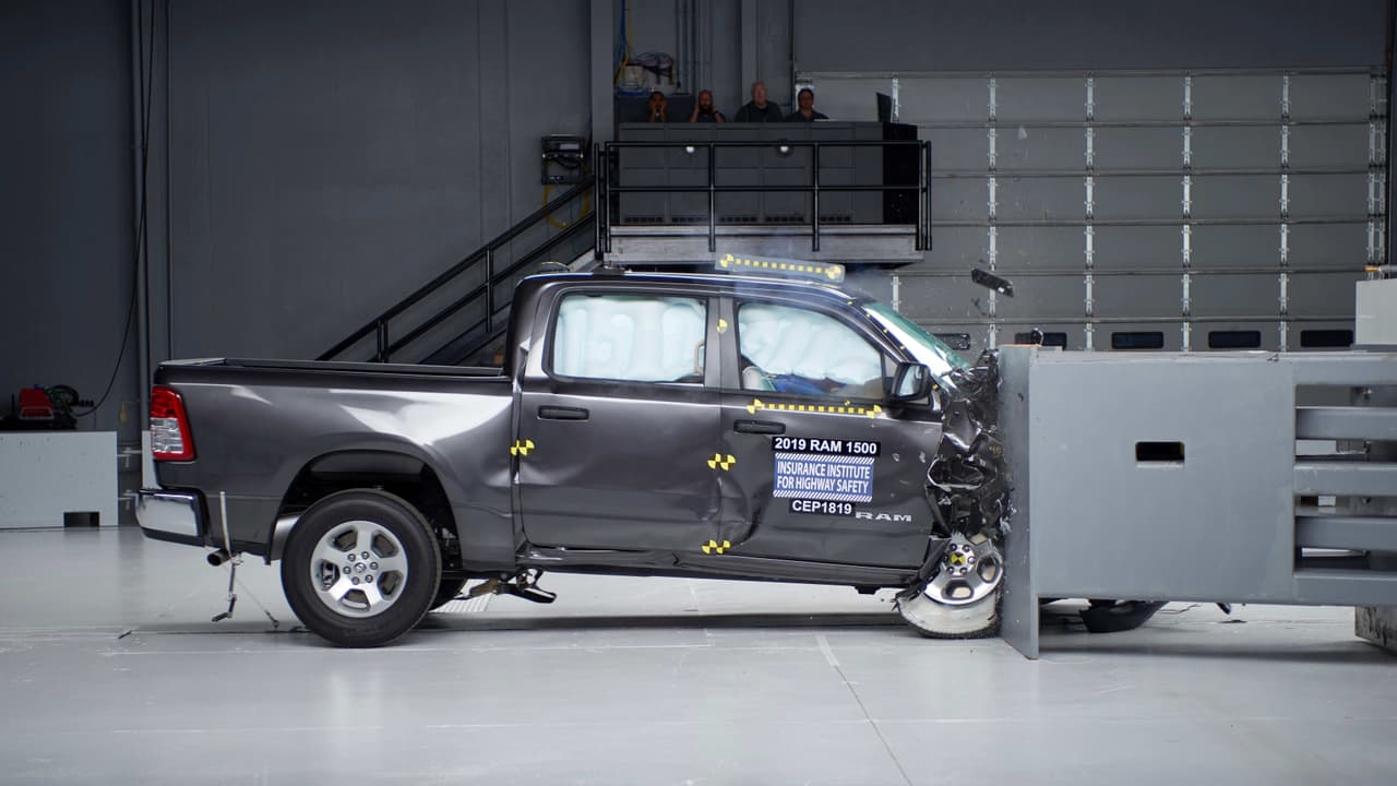 El 
<b>Instituto de las Aseguradoras Para la Seguridad Vial</b> (IIHS por sus siglas en inglés) llevó a cabo 
<b>pruebas de choque frontal del lado del pasajero </b>para las camionetas pickup nuevas disponibles en Estados Unidos, a fin de determinar 
<b>cuán bien protegidos están los pasajeros delanteros </b>en estas camionetas. 
<br>
<br>Las calificaciones otorgadas por el instituto son: 
<b>buena</b>, 
<b>aceptable</b>, 
<b>marginal</b> y 
<b>pobre</b>. Aparte de la calificación general para la protección del pasajero delantero, el IIHS evalúa los criterios de: 
<b>resistencia estructural</b>, 
<b>soporte al pasajero</b> (el desempeño de los cinturones de seguridad), 
<b>protección de cuello</b> 
<b>y cabeza</b>, 
<b>protección de pecho</b>, 
<b>protección de cadera y muslo</b>, 
<b>protección de parte baja de la pierna y pie</b>.
<br>
<br>Estos fueron los resultados.