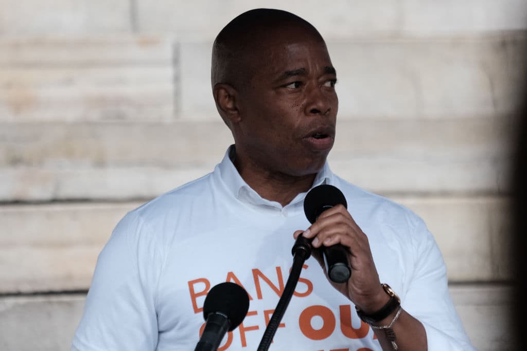 "Estamos tan divididos en este momento y nos estamos perdiendo la belleza de nuestra diversidad. Tenemos que terminar con toda esta división de quiénes somos, a dónde vamos a adorar, qué nos vestimos, ¡no! 
<b>Hoy nos quitamos la camiseta intramuros y nos ponemos una sola: Team New York”.</b>
<br>
<br>