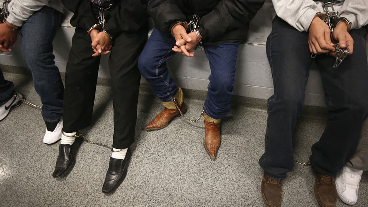 ¿Tu familiar fue detenido por ICE? Esta línea gratuita te orientará en el proceso para ayudarlo