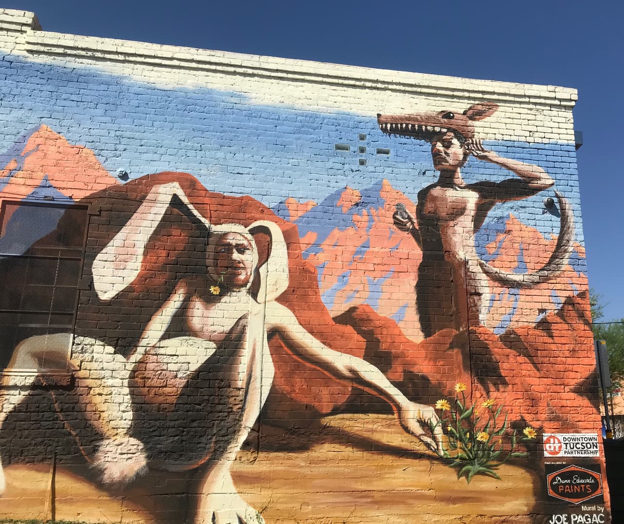 El mural “Borderlands” se encuentra en el 
<a href="https://goo.gl/maps/QXrsqSFuKAETTVLs7" target="_blank">119 E. Toole Avenue. </a>
<br>
<br>Artista: Joe Pagac
