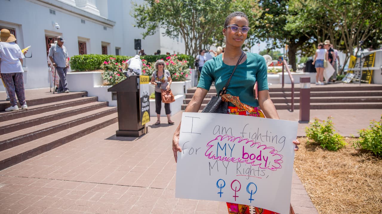 "Estoy peleando por mi cuerpo y mis derechos", dice la pancarta de esta otra manifestante.