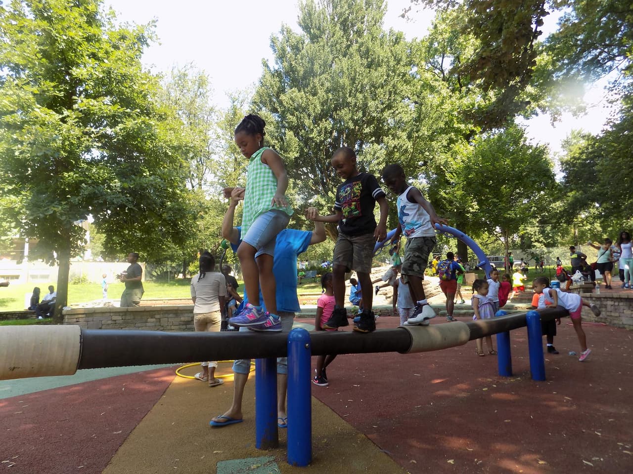 <b>Smith Memorial Playground & Playhouse (3500 Reservoir Dr, Philadelphia)</b>. Este parque es uno de los favoritos de Filadelfia y abarca más de seis campos de fútbol Smith Memorial Playground ha sido un lugar preciado para las familias de Filadelfia durante más de 100 años.