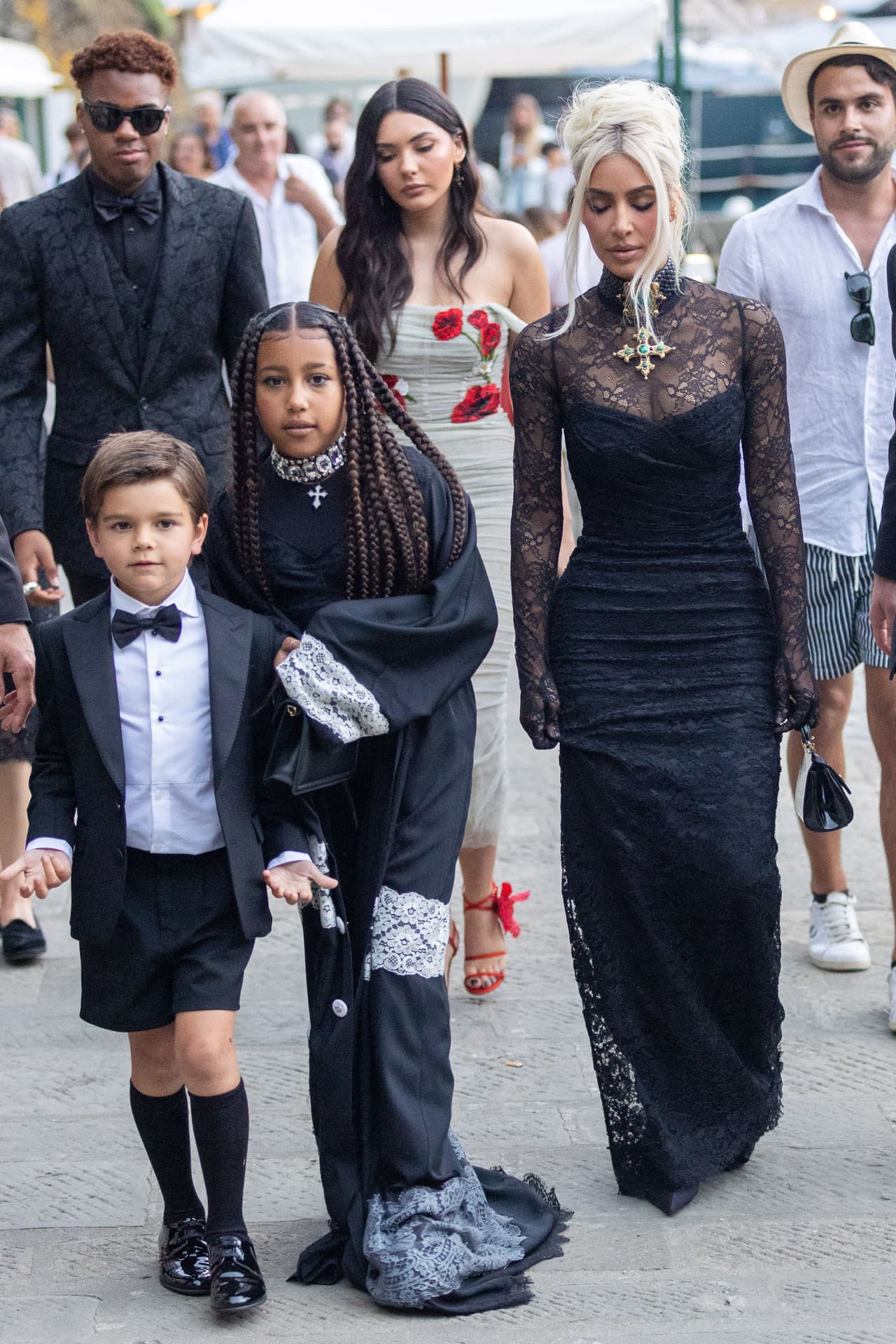 Sus hermanas también deslumbraron. 
<b><a href="https://www.univision.com/famosos/kim-kardashian-disenador-vestido-marilyn-monroe-bob-mackie-fotos" target="_blank">Kim Kardashian</a></b> hizo gala con una inspiración gótica en su 'outfit'. 
<br>