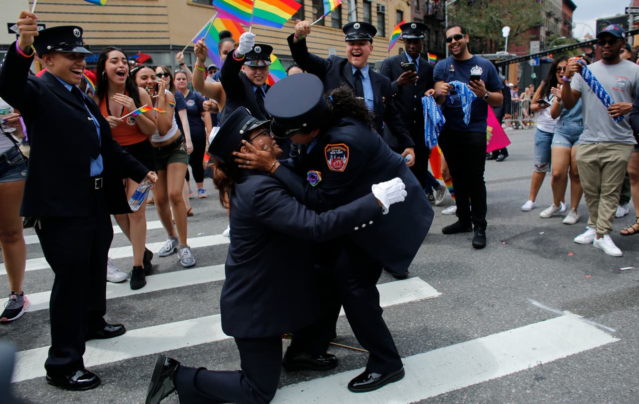 Una propuesta de matrimonio de dos paramédicas del Departamento de Bomberos de Nueva York en pleno desfile.