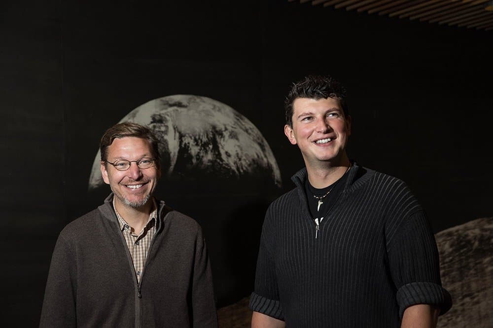 Los científicos Mike Brown y Konstanin Batygin han estado trabajando juntos para descubrir objetos distantes en nuestro sistema solar.
<br>