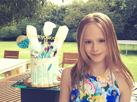 "Una amiga le dijo a mi mamá que me buscaban para una película, que 
<b>necesitaban a una niña güera, de ojos azules, que hablara perfecto inglés y español</b>", contó a la revista Quién en septiembre de 2013.