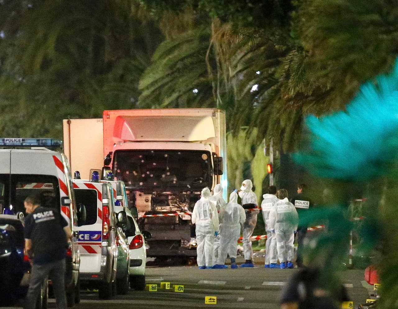 Fuerzas de seguridad y funcionarios forenses rodean el camión que arrolló a la multitud en la zona conocida como el Paseo de los Ingleses. Foto de Eric Gaillard/Reuters.