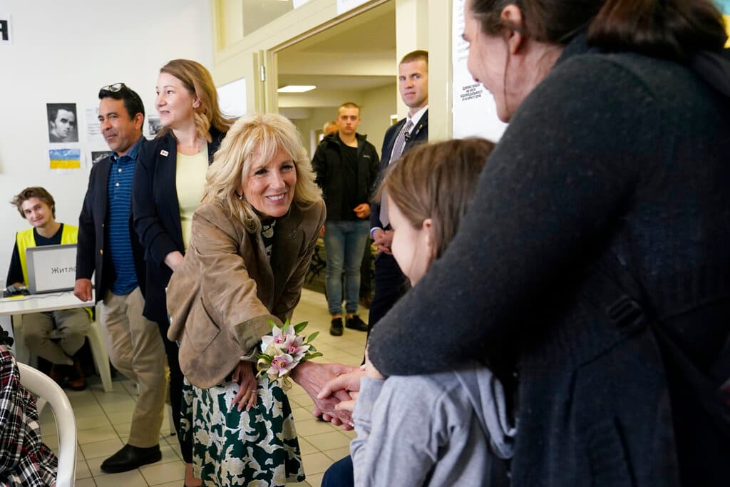 Jill Biden se detuvo un momento a conversar con Victorie Kutocha, una madre ucraniana, y su hija Yulie, de 7 años. Kutocha le confesó que le cuesta explicar la guerra a sus tres hijos porque ella misma no puede entenderla. 
<b>“No puedo explicarlo porque yo misma no lo sé, y soy maestra”, le dijo la mujer, a lo que la primera dama respondió: “Es tan difícil de entender”.</b>