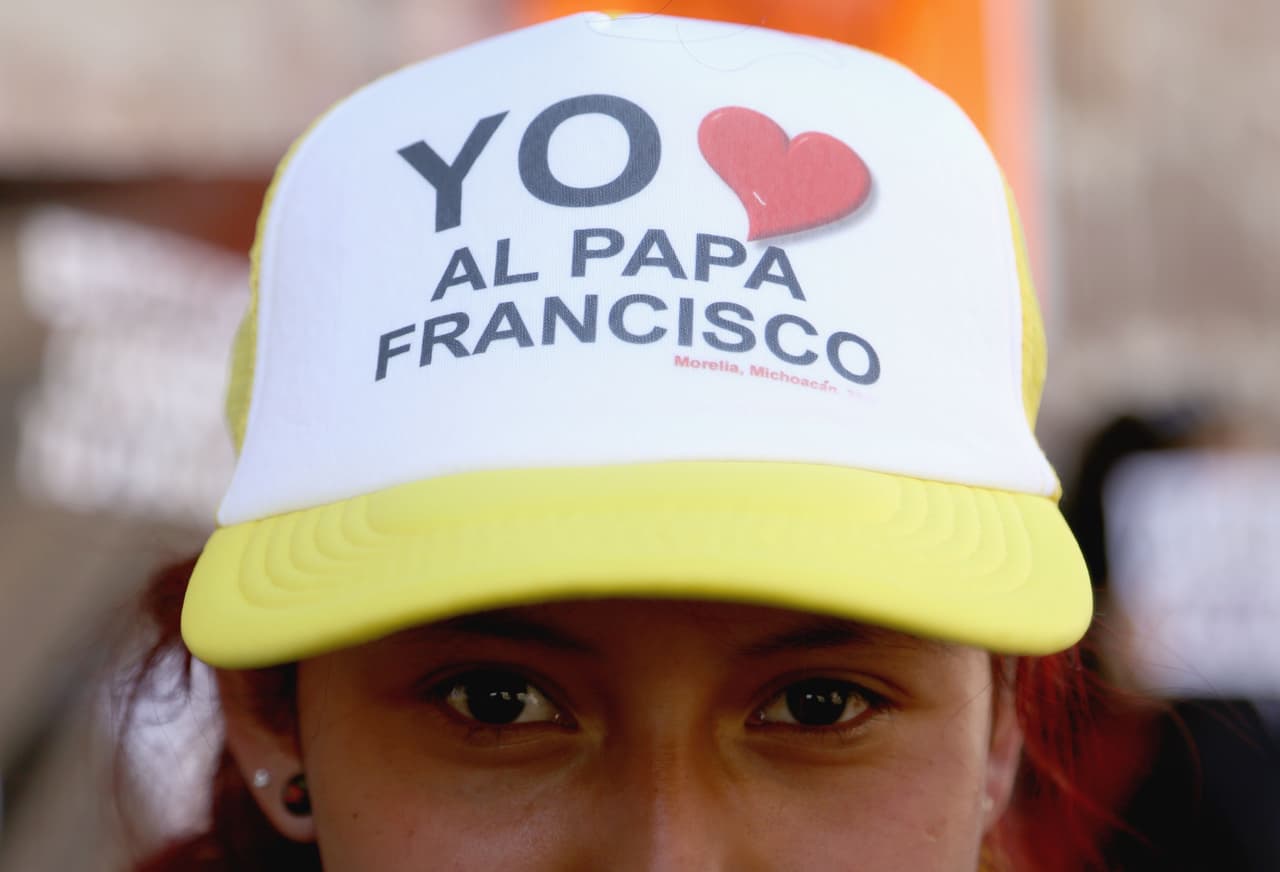 Esta mujer porta una gorra en donde muestra su amor por el Papa argentino.