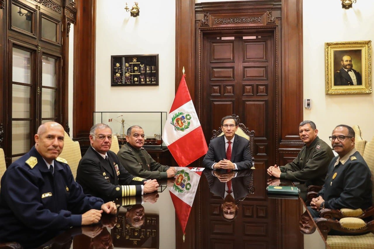 El presidente de Perú, Martín Vizcarra, también se rodeó de altos jefes militares para lanzar un mensaje de fortaleza frente a la crisis política que vivía su país. Fue a finales de septiembre cuando
<b><a href="https://www.univision.com/noticias/america-latina/el-congreso-de-peru-suspende-al-presidente-vizcarra-por-incapacidad-temporal" target="_blank"> anunció la disolución del Congreso</a></b> después de que el Parlamento pidiera la inhabilitación del mandatario.
