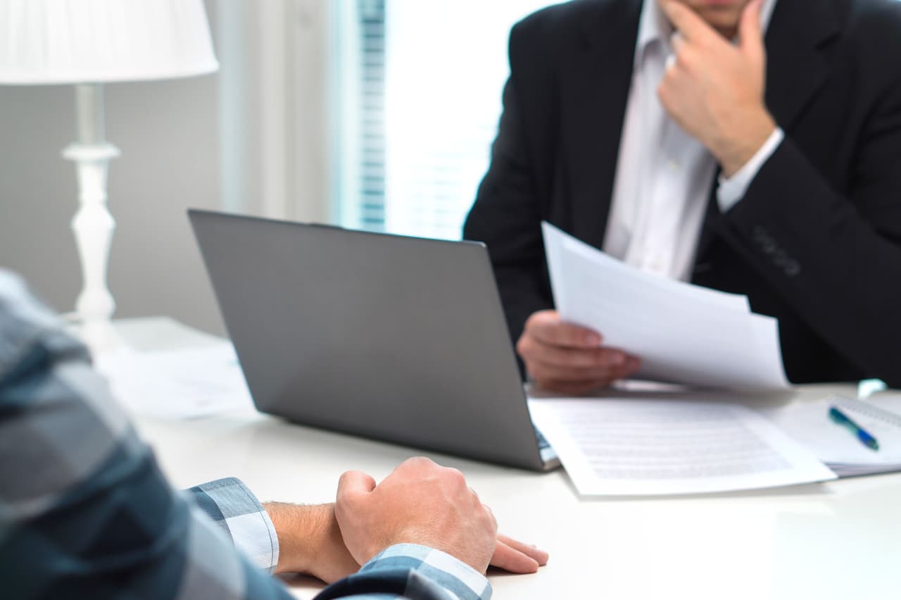 <b>Puesto 12. Especialistas en adquisición de talento</b>
<br>
<br>
<b>A qué se dedican:</b> crean estrategias a largo plazo para atraer, obtener, contratar e incorporar nuevos talentos dentro de una organización.. 
<br>
<br>
<b>Principales industrias donde han sido contratados:</b> tecnología y salud.
<br>
<br>
<b>Principales lugares donde han sido contratados:</b> Nueva York, Chicago, Washington DC y Baltimore.
<br>
<br>
<b>Salario anual:</b> entre 41,900 y 92,000 dólares. 
<br>
<br>
<b>Distribución de género:</b> 63.1% mujeres y 36.9% hombres.
<br>
<br>
<b>Experiencia previa promedio:</b> 7.5 años.
<br>
<br>
<b>Disponibilidad para el trabajo remoto:</b> 18.9%.