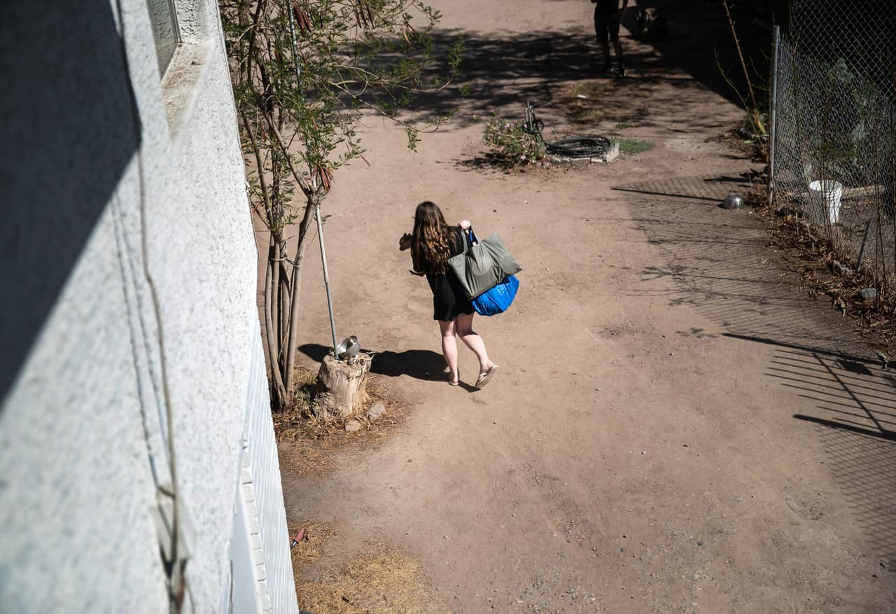 Una niña abandonó su departamento con su mascota en brazos, luego de ser desalojada junto a su familia en Phoenix. “Para invocar la orden de los CDC, las personas deben proporcionar una copia firmada del formulario de declaración a su arrendador”, se lee en la moratoria.
<br>