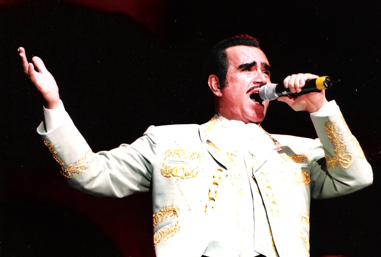 La carrera de 'Don Chente' fue creciendo, actuó en diferentes películas de cine mexicano y a principios de 1970 ya estaba en la cumbre del éxito.