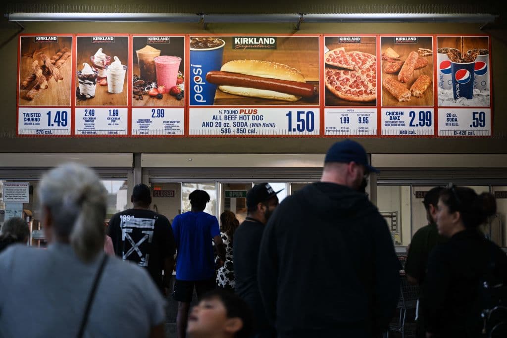 Desde 1984, la cadena de almacenes Costco vende un 'hot dog' (perro caliente) y una gaseosa por $1.50. 
<b>Cuarenta años más tarde</b>, según sus estimados, ese 
<b><a href="https://www.univision.com/local/miami-wltv/costco-asegura-que-no-subira-el-precio-en-uno-de-sus-productos-mas-populares-video" target="_blank">combo debería costar cerca de $4.50</a></b>.