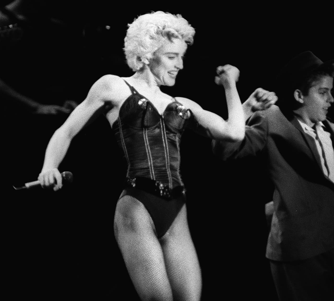 El éxito de Madonna y los corsets fue tal, que incluso llegó a hacerse gran FAMA gracias a los modelitos del diseñador francés Jean Paul Gaultier.
