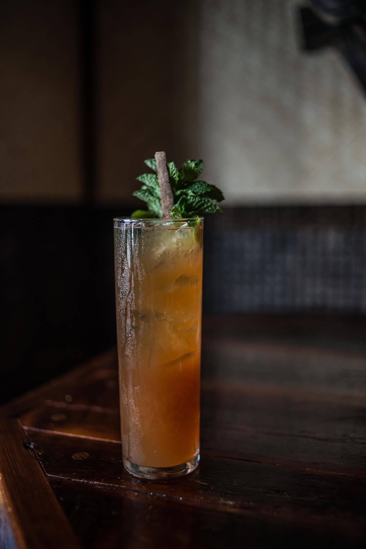 <b>Southern Gentleman:</b> para ser un caballero del sur, este es el coctel, como su nombre bien lo indica. En el elegante 
<b><a href="http://www.therooseveltneworleans.com/dining/the-sazerac-bar.html">Sazerac Bar</a></b> del mítico hotel Roosevelt de Nueva Orleans, Matthew prepara los cocteles como nadie, perfecto para los últimos días de verano.
<br>
<br>La receta es la combinación de 1½ oz Buffalo Trace Bourbon, ½ oz de almíbar ½ oz de jugo de limón, 6 moras y 6 hojas de menta.
<br>