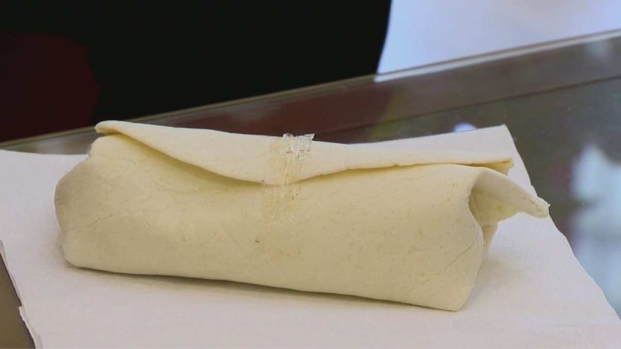 VIDEO: Estudiantes universitarios buscan someter la patente de su invento: una cinta adhesiva para los burritos que evita que se desborde el platillo y que, además, es comestible.