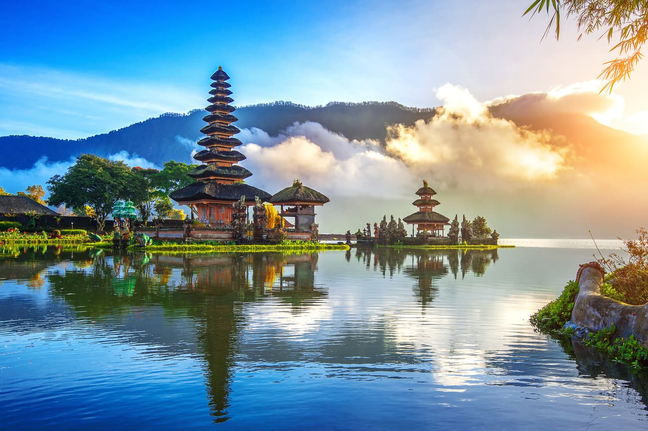 <b>Bali, Indonesia</b>
<br>
<br>"Las hermosas playas rodeadas de exuberantes cadenas montañosas han atraído a muchos extranjeros a Bali", dice International Living.
<br>
<br>El clima es cálido y tropical, aunque puede ser más fresco en las montañas. Según International Living puede alquilar una villa por 500 dólares al mes, y una pareja puede vivir bien en la mayoría de las ciudades de Bali por 1,900 dólares mensuales.
<br>
