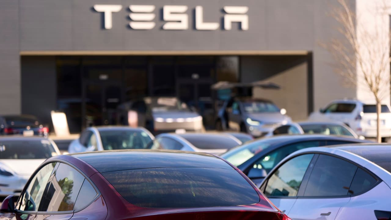 Investigan concesionario de Tesla en Austin tras hallazgo de dispositivos incendiarios: ¿ataque o vandalismo?