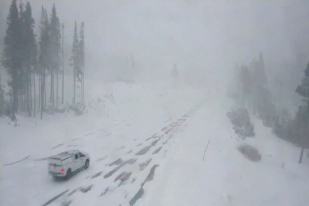 La 
<b>tormenta, que durará varios días, </b>comenzó el fin de semana en el norte de California y trajo fuertes precipitaciones hasta el interior de Nevada, donde cayeron más de 59 pies (1.8 metros) de nieve desde la noche del domingo en la estación de esquí de Mt. Rose, al suroeste de Reno. Las 
<b>advertencias de avalancha </b>estaban en efecto en las áreas del condado de Mono e Inyo de la Sierra oriental de California, donde Mammoth Mountain recibió cerca de 39 pies (1.2 metros) de nieve. De acuerdo con los meteorólogos, 
<b>se espera que deje más de 8 pies (2.4 metros) de <a href="https://www.univision.com/local/los-angeles-kmex/nieve-autopistas-california-tormenta-invernal-fotos">nieve en los picos más altos de California</a> y Nevada</b> y abundante lluvia en otras partes de los dos estados antes de que se desplace a mediados de la semana.