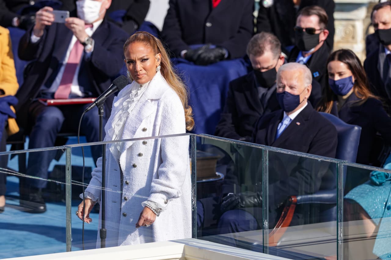 La cantante de origen latino Jennifer López participó de la ceremonia de juramentación de Joe Biden, en donde además de cantar, pronunció unas palabras en español. "Una nación indivisible, con libertad y justicia para todos", exclamó la artista de ancestros boricuas.